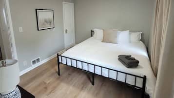 3 bedrooms, desk, iron/ironing board, WiFi