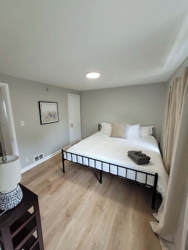 Stylish Apartment Near Blackstone & Omaha Attractions