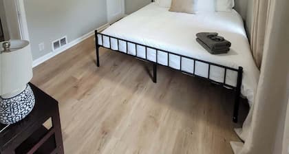 Stylish Apartment Near Blackstone & Omaha Attractions