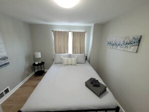 3 habitaciones, escritorio, tabla de planchar con plancha y wifi