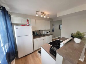 Frigorifero, microonde, forno, piano cottura