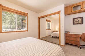 5 bedrooms, desk, WiFi, bed sheets
