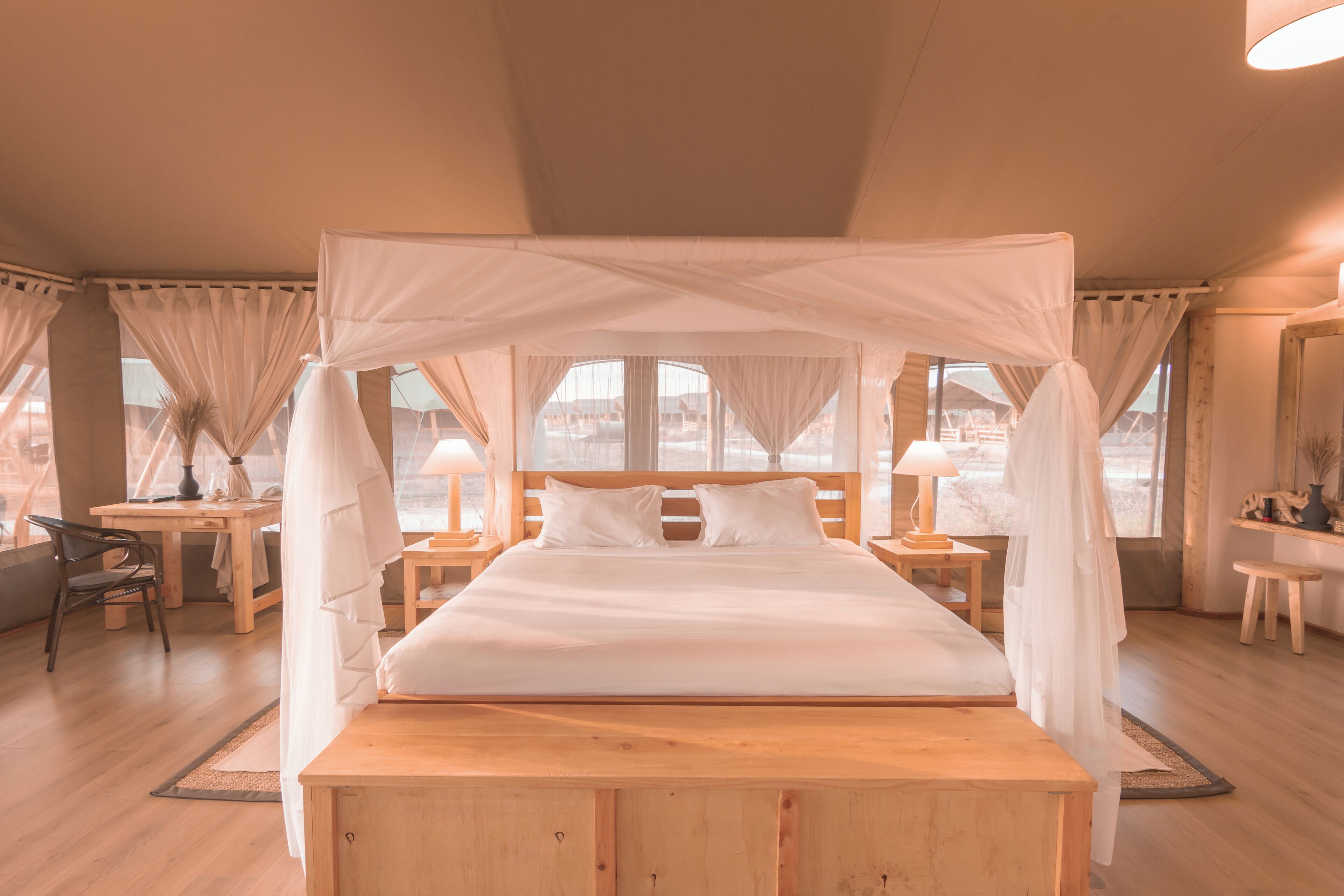 Tenda | Meja kerja, setrika/meja setrika, Wi-Fi gratis, dan seprai linen