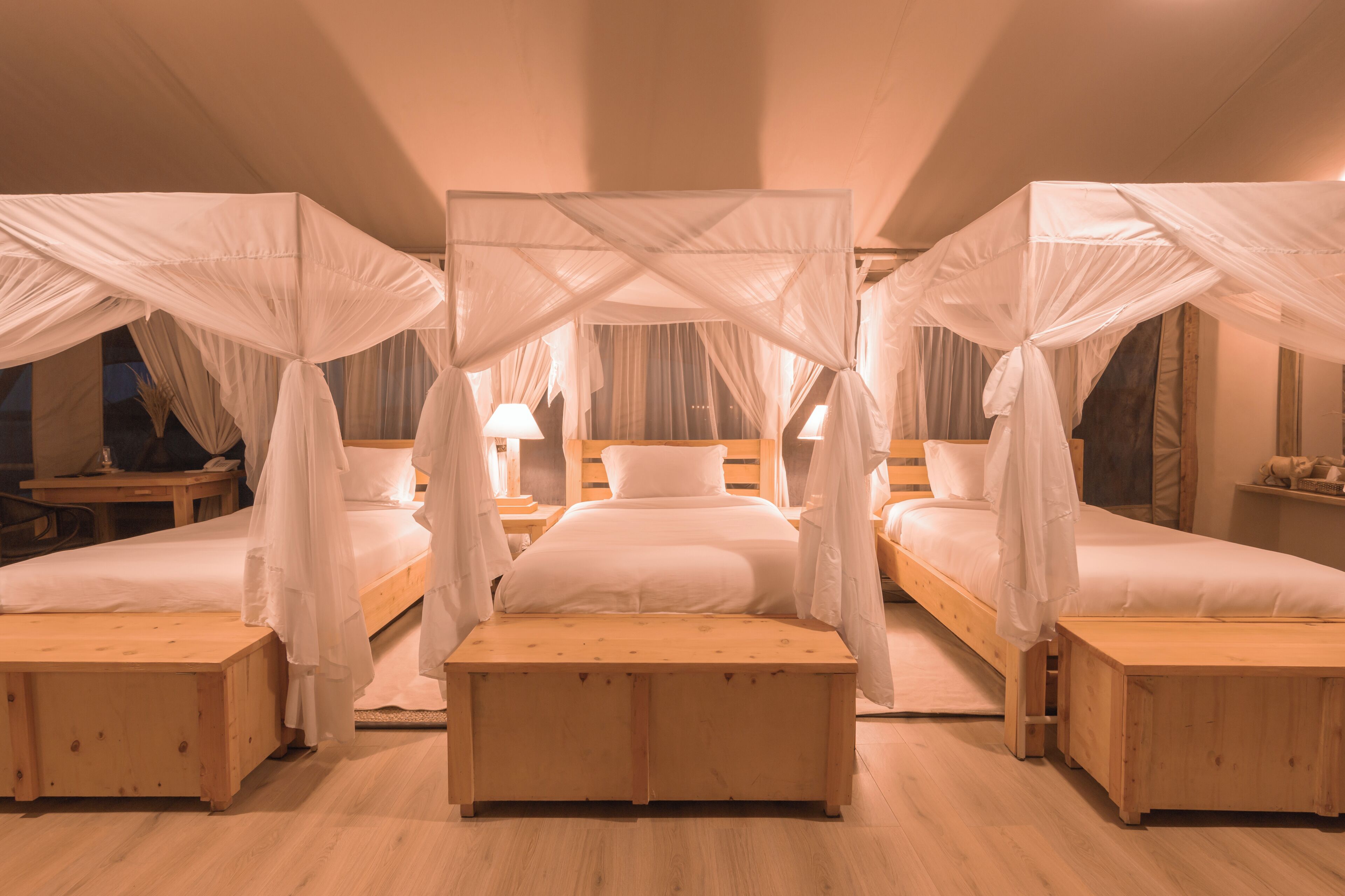 Meja kerja, setrika/meja setrika, Wi-Fi gratis, dan seprai linen