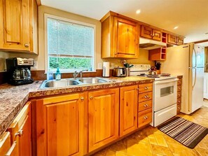 冷蔵庫、電子レンジ、オーブン、コンロ