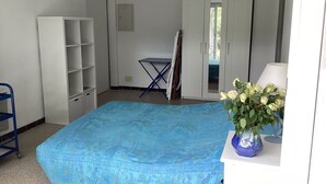 Une pièce comprenant un lit, une armoire, un bureau et une chaise.