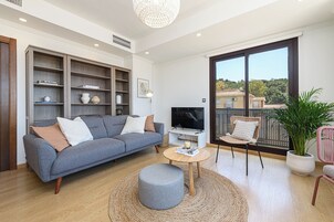Deluxe Penthouse, City View | Living area | 50-inch TV with cable channels