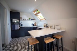 Fridge, microwave, oven, stovetop - Stunning studio with countryside views and parking (Bartestree)