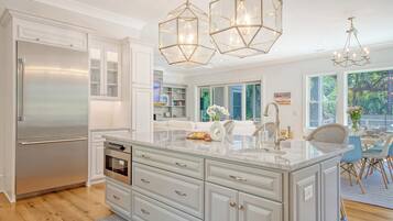 Réfrigérateur, four à micro-ondes, un four, surface de cuisson