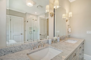 Shower, hair dryer, towels - Modern, cozy coastal charmer, best of everything! (Kiawah Island)