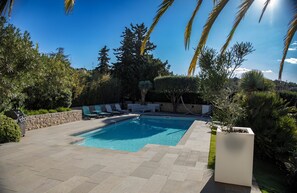 Alberca al aire libre y alberca climatizada