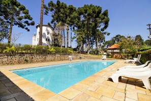 Outdoor pool - VELINN Pousada Torre Branca (Camanducaia)
