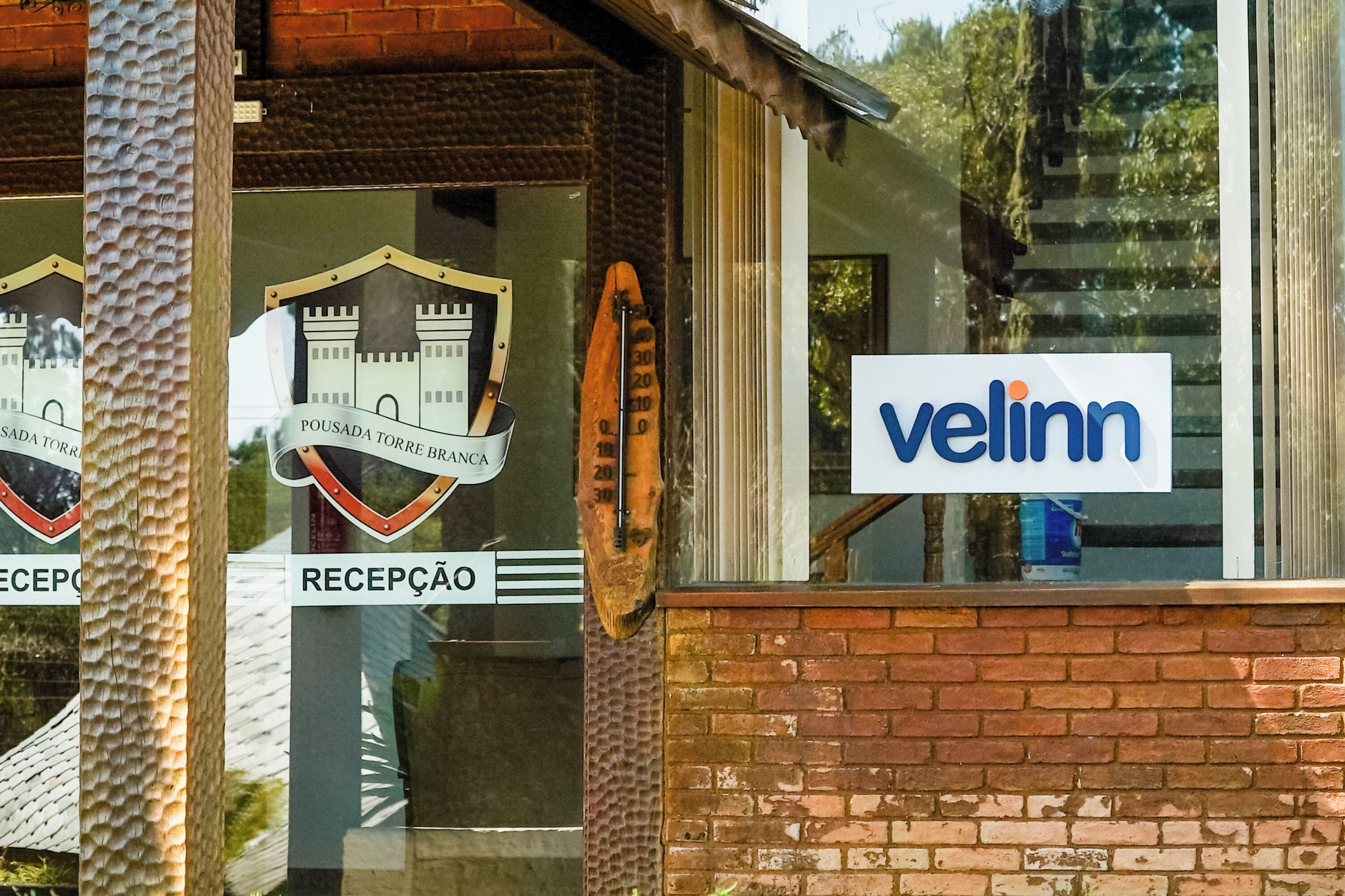 Un espace d’accueil avec une enseigne indiquant « RÉCEPTION » et le logo de « velinn ».