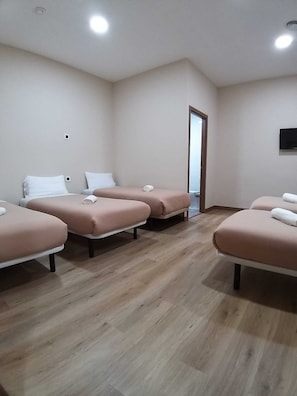 Quarto família | Roupas de cama antialérgicas, quartos à prova de som, Wi-Fi de cortesia