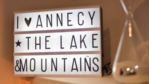 A light-up sign with the text "I ❤️ ANNECY THE LAKE & MOUNTAINS". - Cozy apartment between lake and mountains (Annecy)