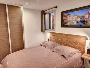 1 bedroom, iron/ironing board, travel cot, WiFi