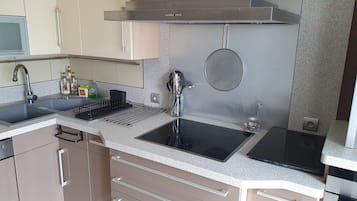 Een koelkast, een microgolfoven, een oven, een kookplaat