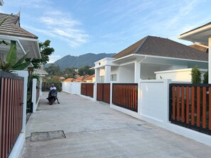 Vista frontal de la propiedad