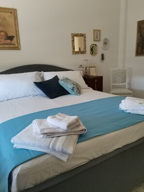 2 chambres, fer et planche à repasser, Wi-Fi, draps fournis