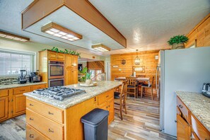 House (3 Bedrooms) | Interior - Onalaska Home w/ Game Room, Sunroom & Lake View! (Onalaska)