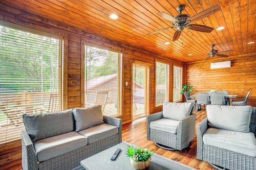 Onalaska Home w/ Game Room, Sunroom & Lake View!