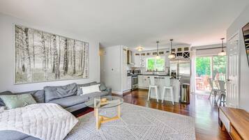 House (3 Bedrooms) | Interior