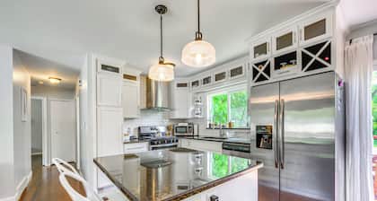 Charming Ann Arbor Getaway w/ Deck: Near Downtown!