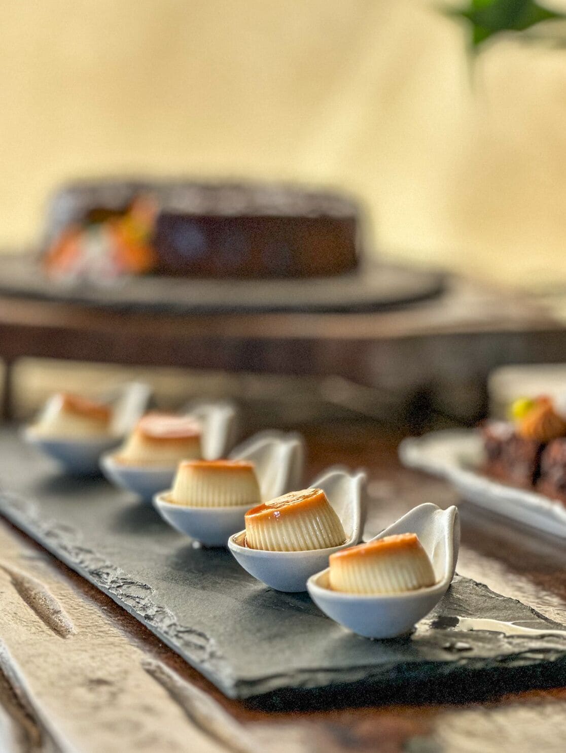 Ett bord med efterrätter, bland annat crème caramel i små portionsskålar.
