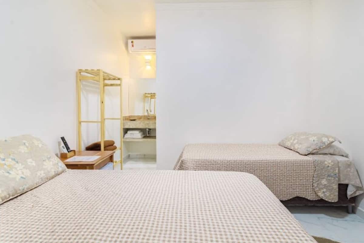 Tripla Standard, vista giardino | Biancheria da letto ipoallergenica, una scrivania, Wi-Fi gratuito