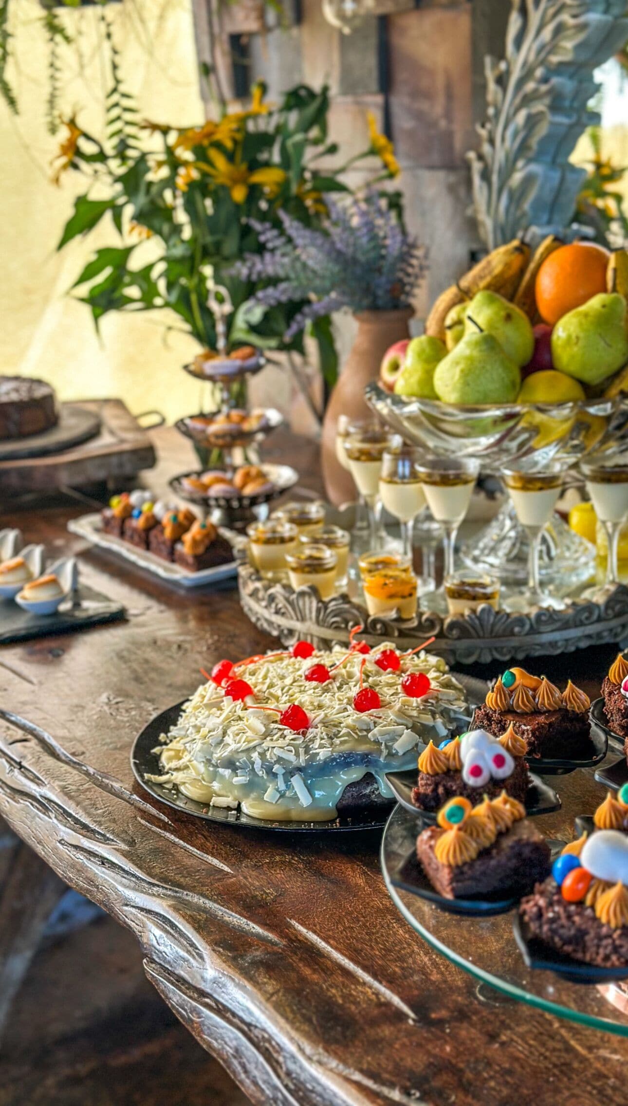 Una mesa con diversos postres, frutas y bebidas.