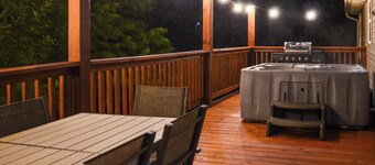 Campton Cottage w/ Hot Tub, Near Hiking + Climbing