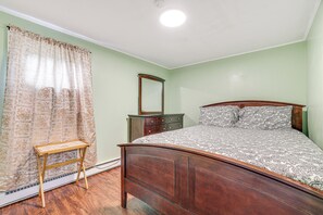 4 camere, postazione laptop, ferro/asse da stiro, lenzuola