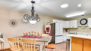 Une cuisine moderne avec des meubles en bois, un îlot central et un lustre.