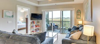 Darien Condo w/ Boat Dock Access: Walk to Downtown