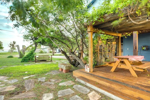 Walk to Pier: Bayside Getaway w/ Screened Balcony