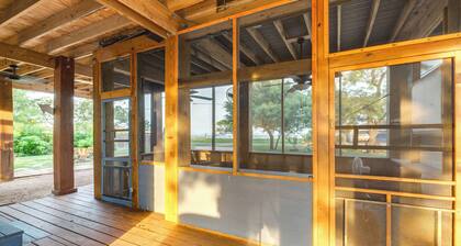 Walk to Pier: Bayside Getaway w/ Screened Balcony