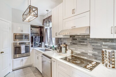 Houston Retreat w/ Smart Tvs: Walk to Golf Course!