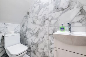 Ferienhaus | Badezimmer | Duschwanne, Komfortbadewanne, Haartrockner, Handtücher