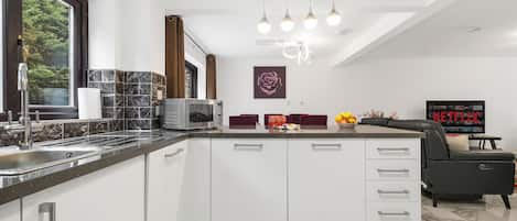Maison | Cuisine privée | Réfrigérateur, micro-ondes, four, plaque de cuisson