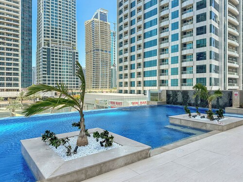 Upscale and Chic 1BR with Canal Views, Pool & Gym
