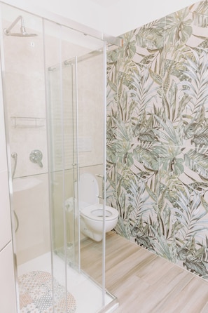 Dusche, Haartrockner, Bidet, Handtücher