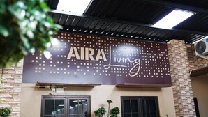 Une façade d’immeuble sur laquelle on peut lire l’inscription « AIRA Living ».