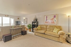 Smart TV, fireplace, DVD player, stereo