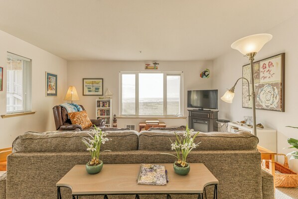 Smart TV, fireplace, DVD player, stereo