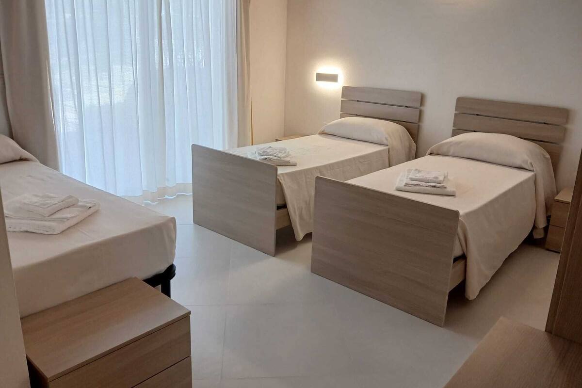 Standard Triple Room | Desk