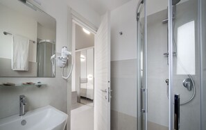 Shower, hair dryer, towels, soap - HOTEL BORGO DELL'ORSO (Palau)