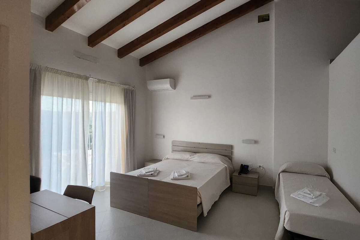 Camera tripla, vista mare parziale | Una scrivania, Wi-Fi gratuito