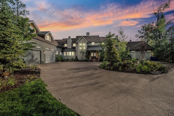 Exterior - Golf | Chef's Kitchen + Jacuzzi (Pinetop)