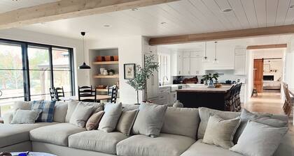 Large Group Getaway | Peaceful Views + Spa Tub