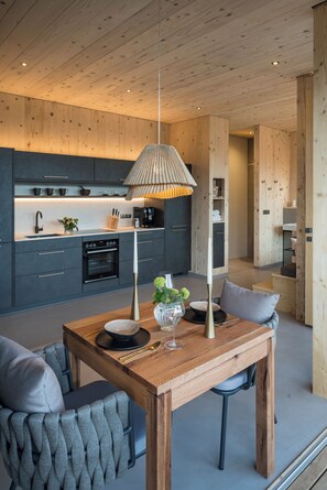 Chalé superluxo, piscina particular, vista para a colina | Cozinha privada | Cadeirão de bebê, moedor de café, produtos de limpeza, freezer